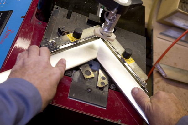 Uw blanke fotolijsten worden met de hand gemaakt door onze ervaren lijstenmakers in onze eigen lijstenmakerij.